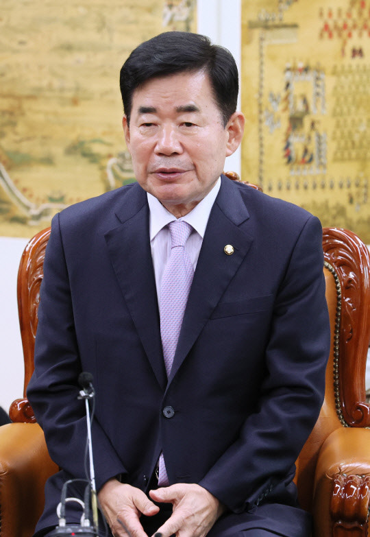 김진표 국회의장이 지난 11월21일 오후 국회 의장집무실에서 열린 교섭단체 원내대표 주례회동에서 발언하고 있다.<연합뉴스>